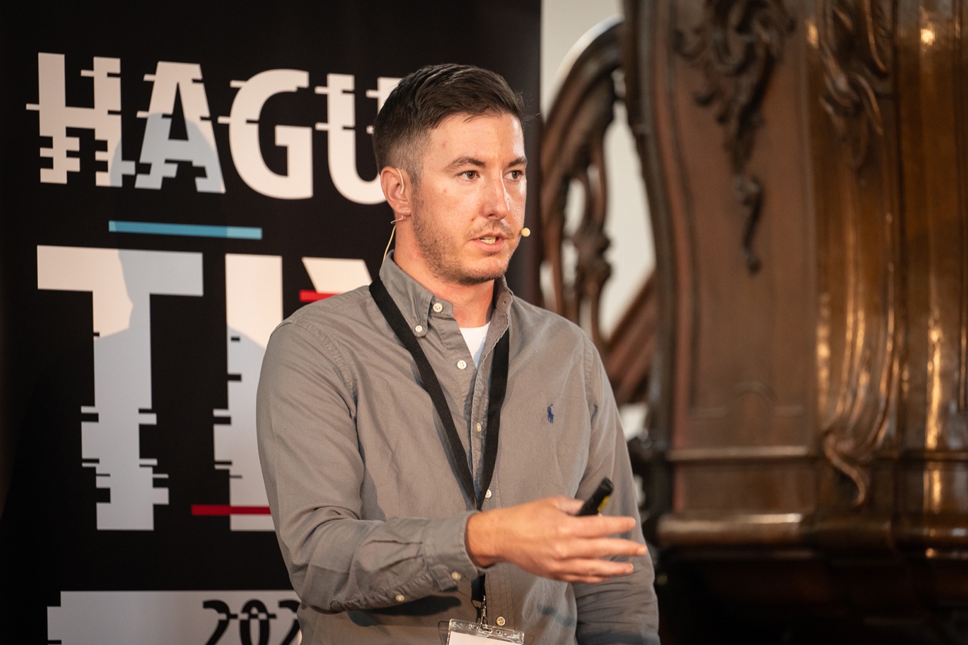 Tom Hegel delivering a trusted intelligence briefing at The Hague TIX
